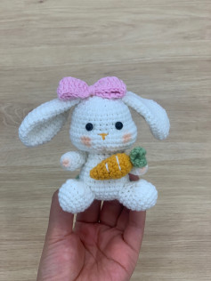 Bunny chart: Hướng dẫn móc thỏ trắng cầm cà rốt và nơ hồng