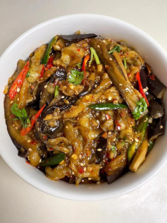 Cà tím xé sốt dầu hào tỏi ớt, món ăn vặt cay thơm ngon hấp dẫn