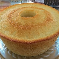 Caçarola de Coco: Bolo de coco fofinho e saboroso feito em forma de buraco central