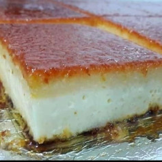 Caçarola italiana: Receita de bolo cremoso com coco, queijo e calda de açúcar