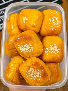 Cách làm bánh bí đỏ hấp dẫn với vỏ vàng óng, rắc mè trắng thơm ngon