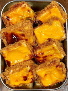 Cách làm bánh mì phô mai sốt sữa chua giòn rụm, lớp phủ chà bông vàng ruộm