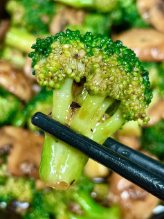 Cách làm bông cải xanh xào nấm hương tỏi phi thơm ngon