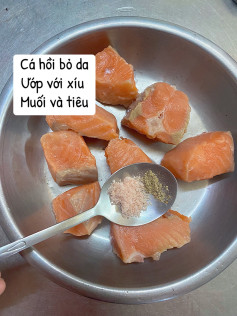 Cách làm cá hồi chiên bơ tỏi thơm ngon, vàng ruộm