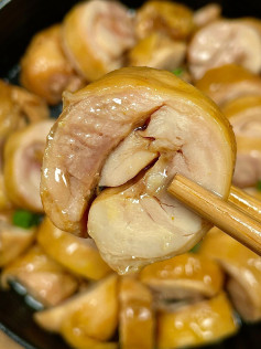 Cách làm gà rút xương cuộn hấp sốt nước tương, tỏi ớt và hành lá