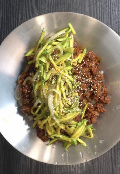 Cách làm mì bò xào sốt cay với bí xanh bào sợi, hành tây và rong biển giòn