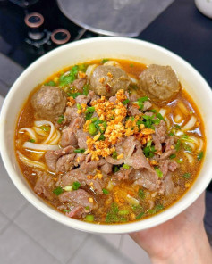 Cách làm Phở / Hủ Tiếu Bò Viên với Thịt Bò Tái và Sa Tế Nấu Nhanh Tại Nhà