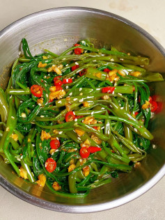 Cách làm rau muống trộn tỏi ớt, sốt dầu hào, mè rang giòn tan