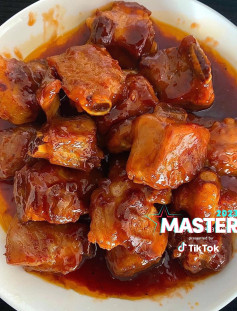 Cách làm sườn heo rim chua ngọt với sốt cà chua, tương ớt và mắm