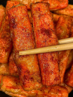 Cách làm thanh cua chiên giòn, vàng ruộm với trứng và bột mì