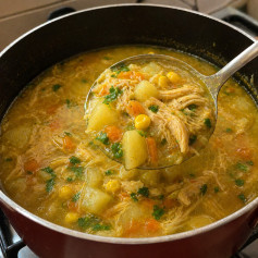 Caldo de Frango Bem Saboroso: Receita caseira com batata, cenoura e milho