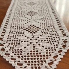 Caminos de mesa elegantes en crochet blanco con patrones florales y gráficos detallados