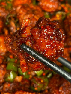 Cánh gà sốt ớt xanh cay nồng, chiên vàng giòn và rim kỹ cùng gia vị đậm đà