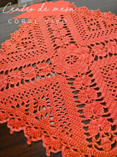 Centro de Mesa Coral Vivo - Toalha Manteiga e Sousplat com Pérolas