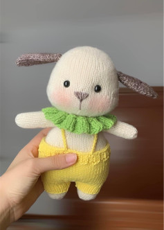 Chart đan gấu chó cute dễ thương với màu trắng kem, tai nâu và quần yếm vàng