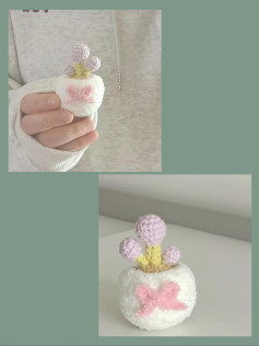 Chart hướng dẫn móc len chậu cây nhỏ dễ thương với búp hoa tím và nơ hồng