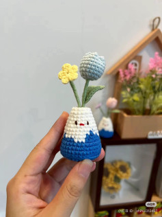 Chart hướng dẫn móc len chậu hoa cute với hoa tulip và hoa nhỏ màu xanh trắng