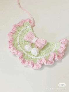 Chart hướng dẫn móc len yếm thú cưng màu xanh hồng với nơ và hạt châu