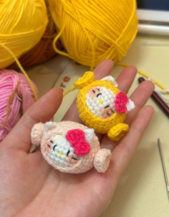 Chart móc búp bê kẹo Kitty màu vàng và hồng