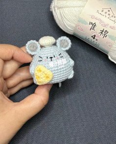 Chart móc chuột nhỏ màu xanh dễ thương cầm bánh mì