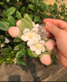 Chart móc kẹp dâu tây hoa trắng hồng