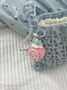 Chart móc len Bánh cuốn kem (Swiss roll) màu hồng trắng kèm kem xanh