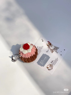 Chart móc len bánh cupcake kèm kem và dâu