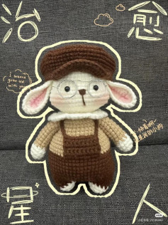 Chart móc len búp bê Chàng Thỏ đeo kính, mặc áo khoác và mũ nâu