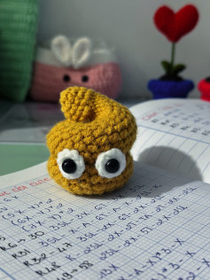 Chart móc len búp bê cục cứt cute màu vàng