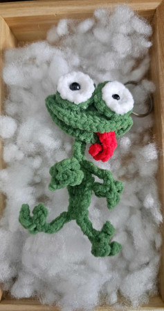 Chart móc len búp bê ếch xanh vô tri