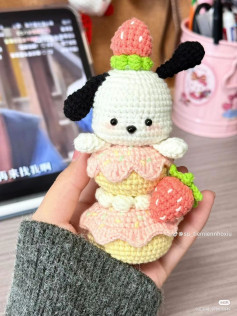 Chart móc len búp bê Pochacco trên bánh kem dâu tây