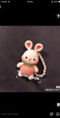 Chart móc len búp bê thỏ cầm dâu tây dễ thương