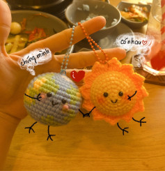 Chart móc len cặp đôi Trái Đất và Mặt Trời dễ thương