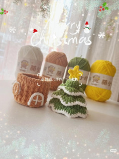 Chart móc len Cây Thông Noel với nhà gỗ và ngôi sao