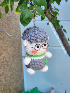 Chart móc len cừu ú đeo kính xám trắng dễ thương