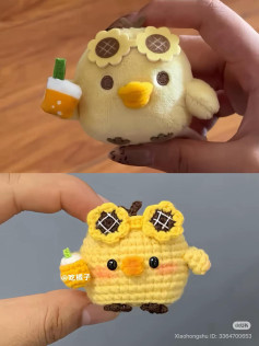 Chart Móc Len Gà Nghỉ Mát Mặc Kính Ngồi Cầm Nước Cam