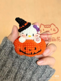 Chart Móc Len Kitty Halloween Ngồi Trên Bí Ngô