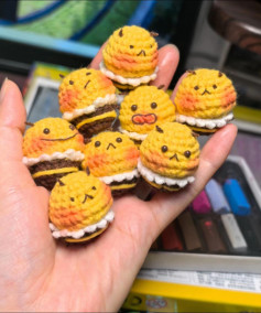 Chart móc len ong nhỏ dễ thương, màu vàng cam