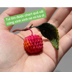 Chart móc len quả vải tươi với lá xanh