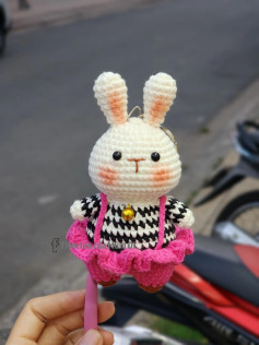 Chart móc len thỏ mặc váy hồng, áo caro đen trắng