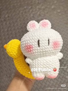 Chart móc len Thỏ ôm phao vịt và que kem nhiều nhân vật