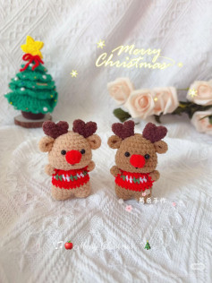 Chart móc len Tuần lộc mini Noel, mặc áo đỏ