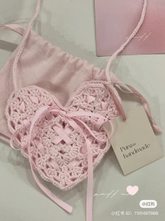 Chart móc len túi hình trái tim Coquette màu hồng và trắng, thiết kế tinh tế với ruy băng