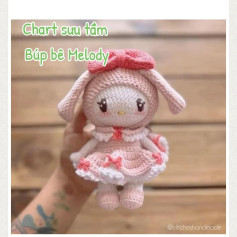 Chart sưu tầm hướng dẫn móc len búp bê Melody màu hồng trắng, bao gồm các chi tiết váy và nơ