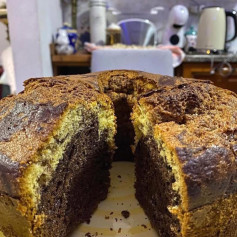 Ciambellone variegato: Ricetta semplice per ciambella marmorizzata al cacao e vaniglia soffice