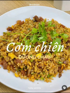 Cơm chiên Dương Châu: Hướng dẫn nấu món cơm vàng giòn với thịt xá xíu, lạp xưởng và tôm khô