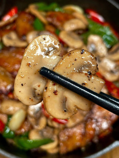 Cơm gà xào nấm hương ớt chuông