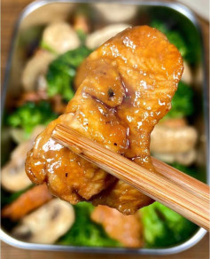 Cơm hộp ức gà xào bông cải xanh và nấm hương