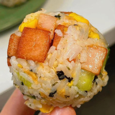 Cơm nắm Hàn Quốc với chà bông, xúc xích và mayonnaise - Cách làm món ăn vặt ngon