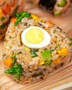 Cơm Nắm Tam Giác Xúc Xích Rong Biển Với Trứng Chín, Món Ăn Sáng Nhanh Gọn